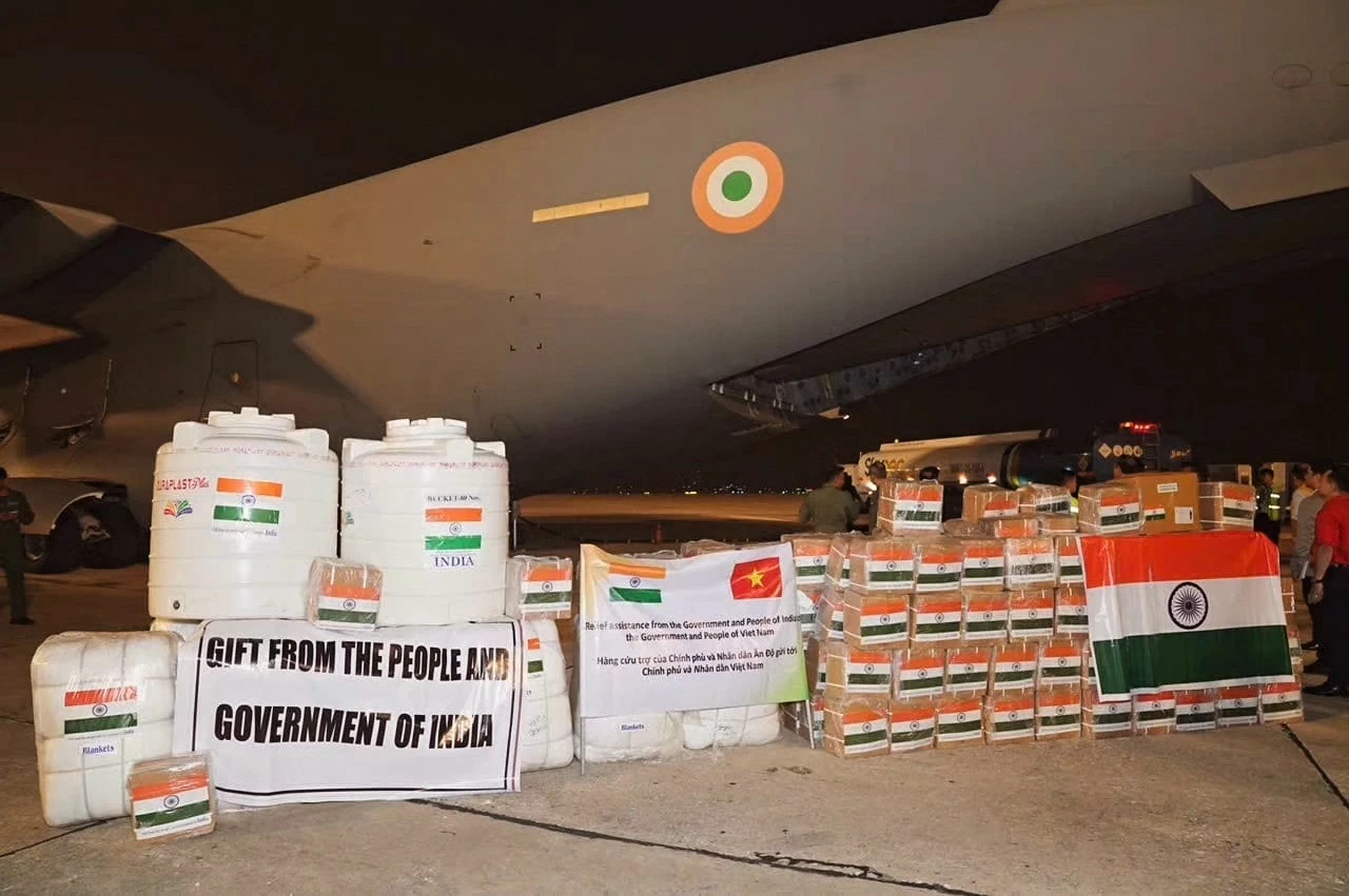 India delivers humanitarian relief supplies to Vietnam. (Photo: Indian Embassy in Vietnam)