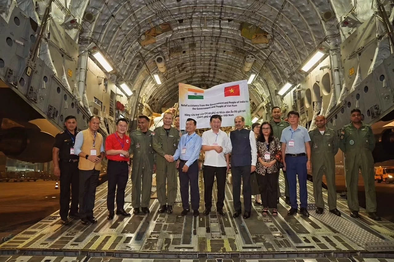 Ambassador of India to Vietnam Sandeep Arya India handed over the relief supplies to Vietnamese authorities. (Photo: Indian Embassy in Vietnam)