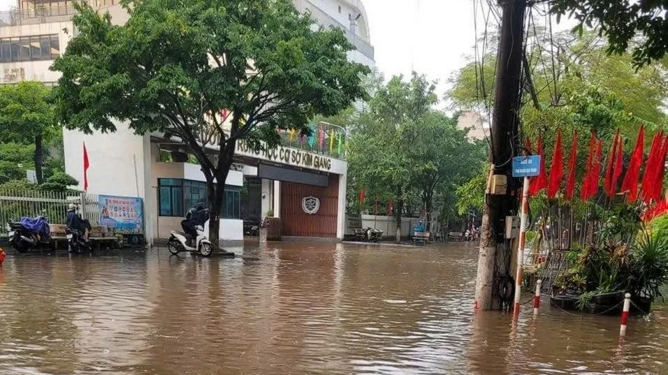 Hàng chục tuyến phố Hà Nội ‘biến thành sông’ trong ngày đầu tuần