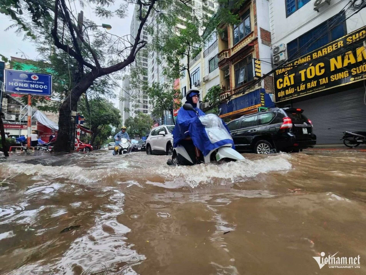 Hàng chục tuyến phố Hà Nội ‘biến thành sông’ trong ngày đầu tuần