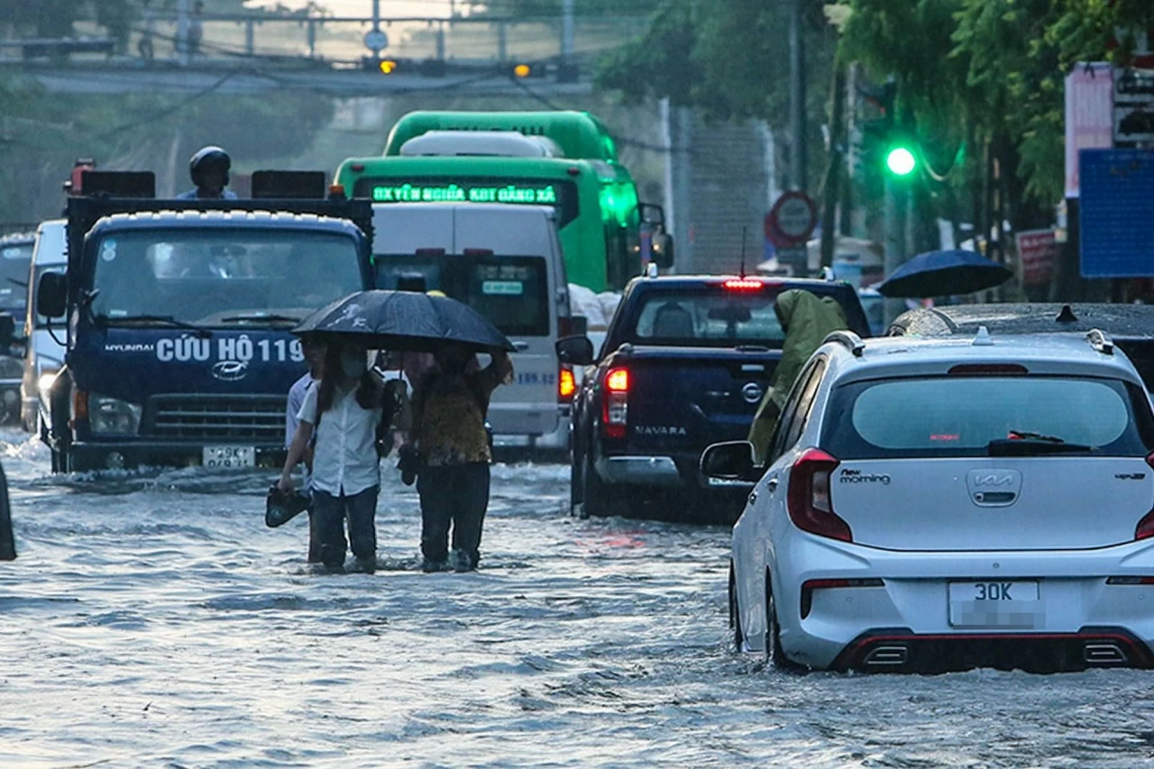 Hàng chục tuyến phố Hà Nội ‘biến thành sông’ trong ngày đầu tuần