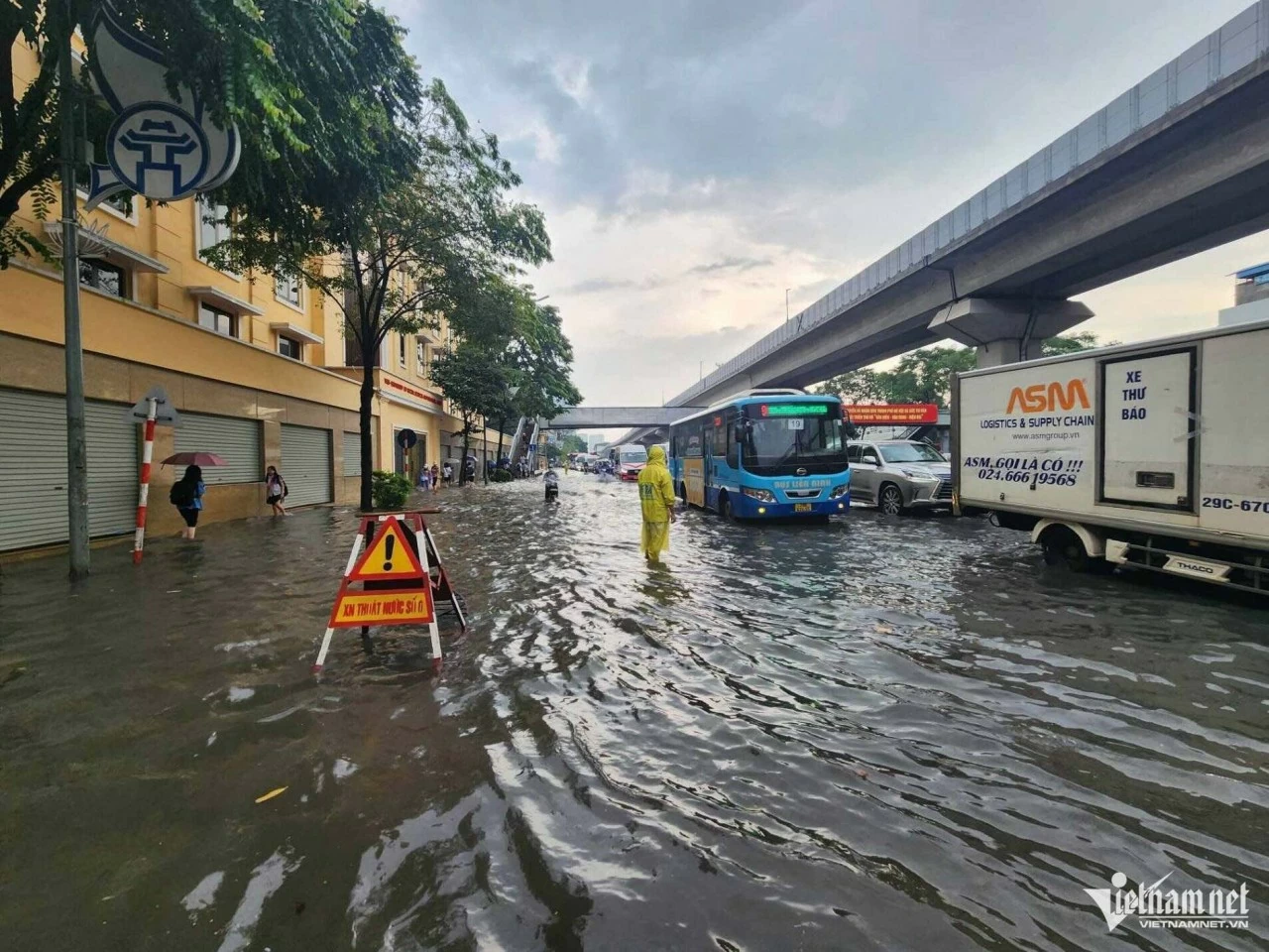 Hàng chục tuyến phố Hà Nội ‘biến thành sông’ trong ngày đầu tuần