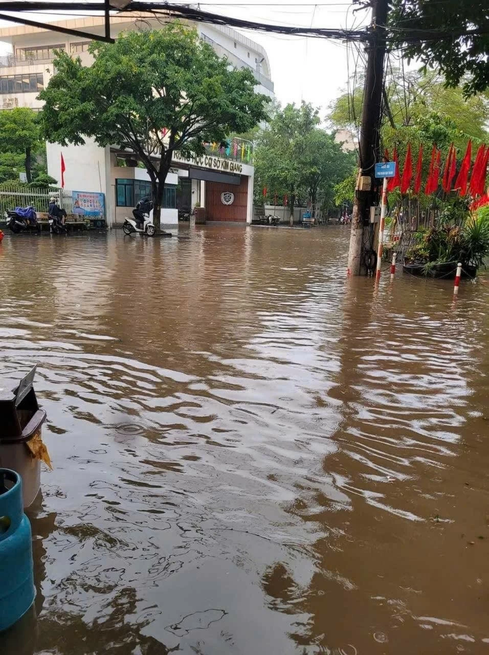 Hàng chục tuyến phố Hà Nội ‘biến thành sông’ trong ngày đầu tuần