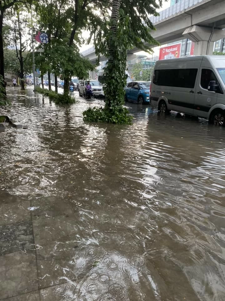 Hàng chục tuyến phố Hà Nội ‘biến thành sông’ trong ngày đầu tuần