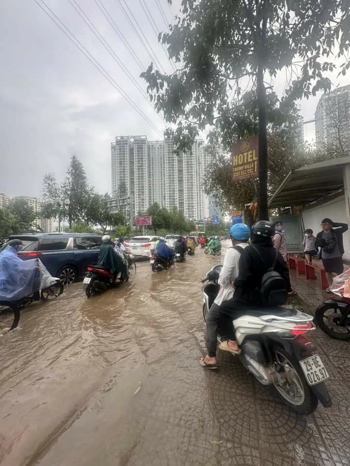 Hàng chục tuyến phố Hà Nội ‘biến thành sông’ trong ngày đầu tuần