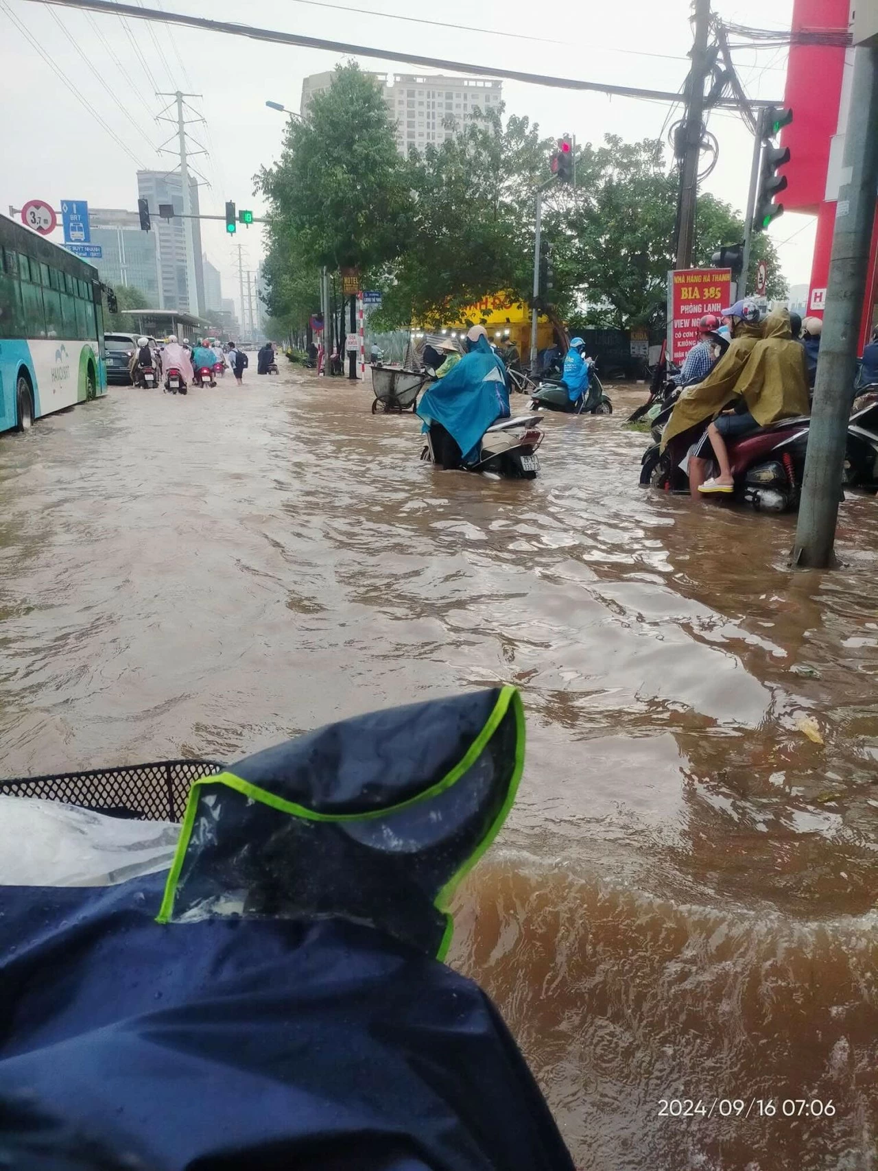 Hàng chục tuyến phố Hà Nội ‘biến thành sông’ trong ngày đầu tuần