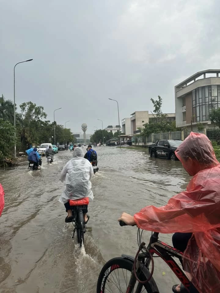 Hàng chục tuyến phố Hà Nội ‘biến thành sông’ trong ngày đầu tuần