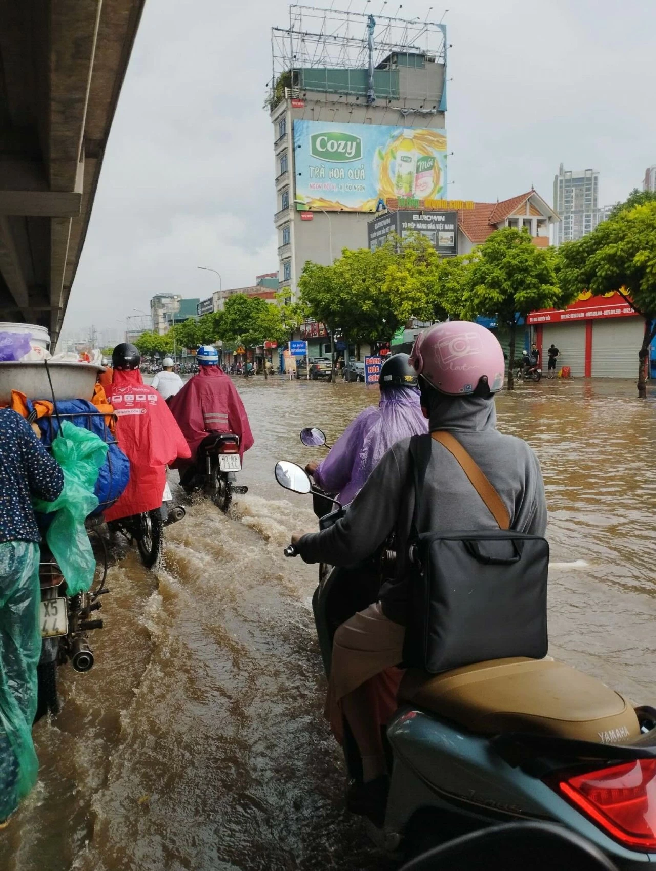 Hàng chục tuyến phố Hà Nội ‘biến thành sông’ trong ngày đầu tuần