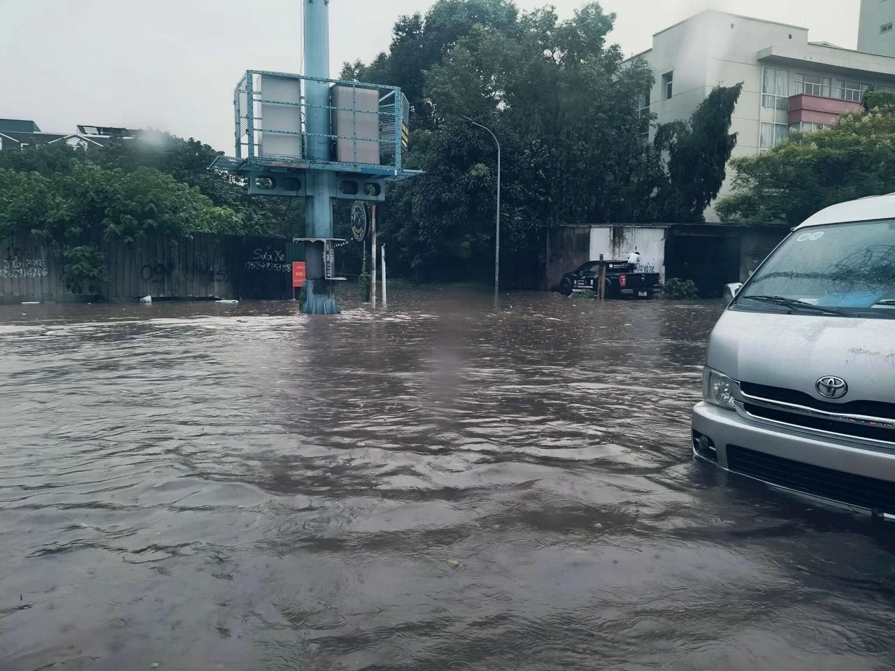 Hàng chục tuyến phố Hà Nội ‘biến thành sông’ trong ngày đầu tuần