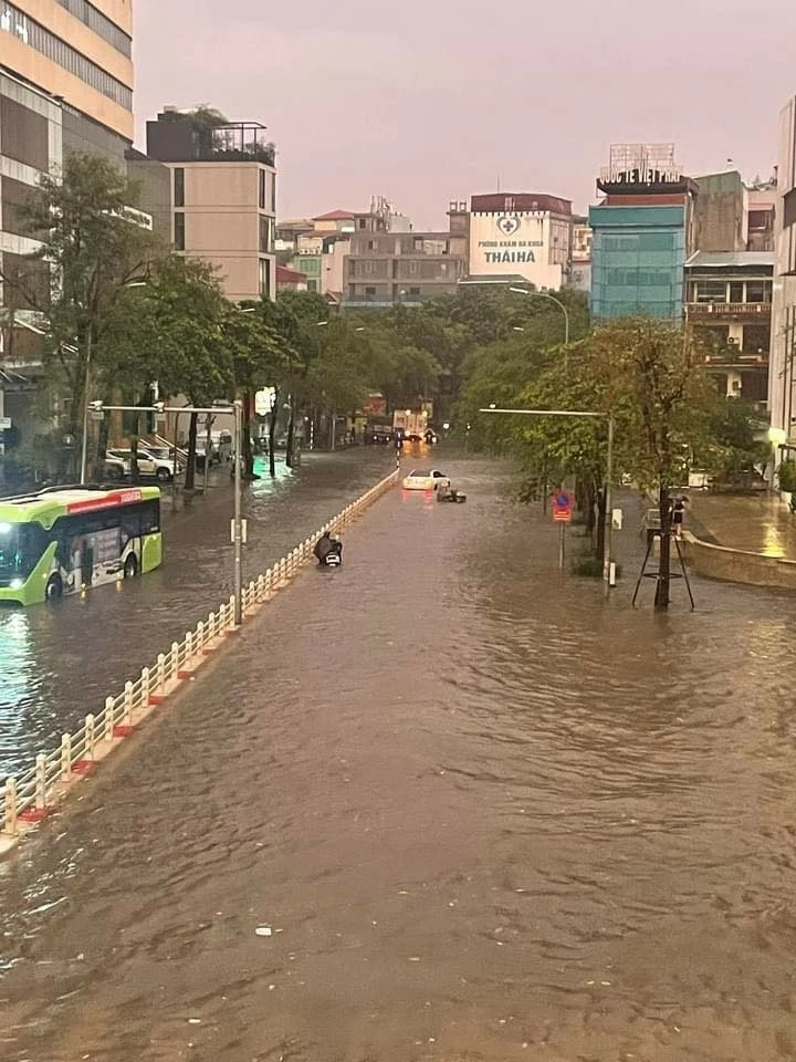 Hàng chục tuyến phố Hà Nội ‘biến thành sông’ trong ngày đầu tuần