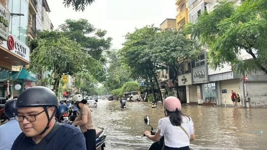 Hàng chục tuyến phố Hà Nội ‘biến thành sông’ trong ngày đầu tuần