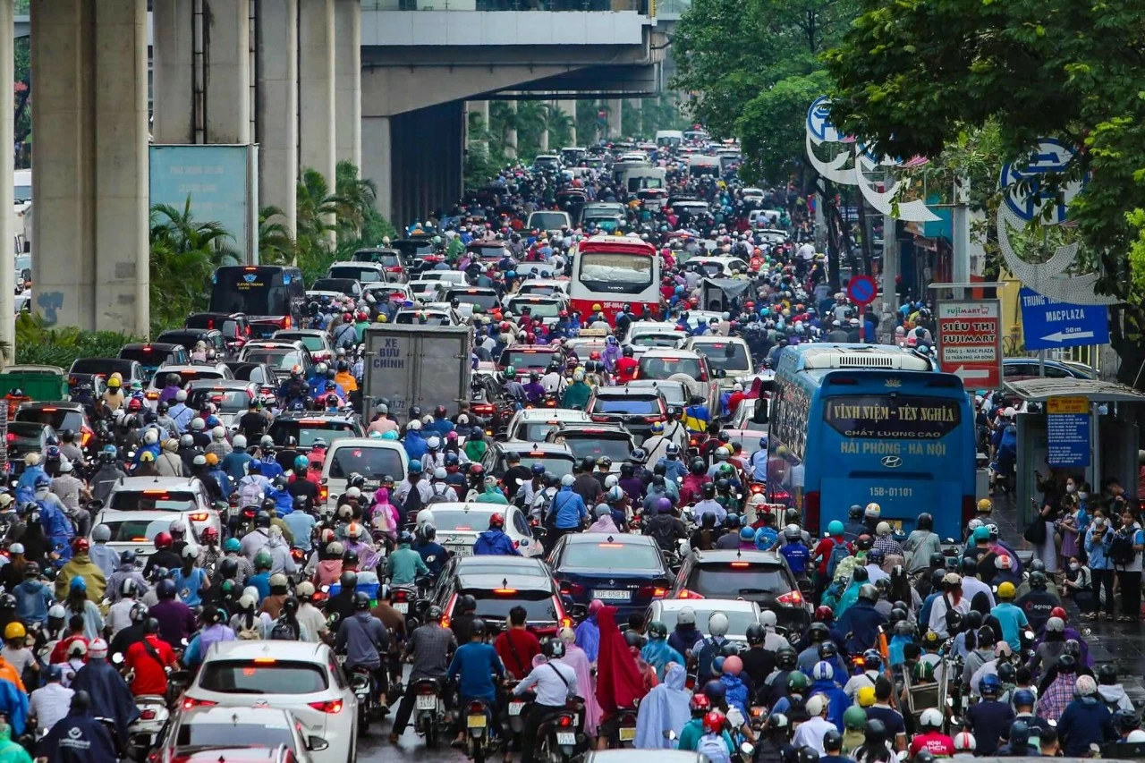 Hàng chục tuyến phố Hà Nội ‘biến thành sông’ trong ngày đầu tuần