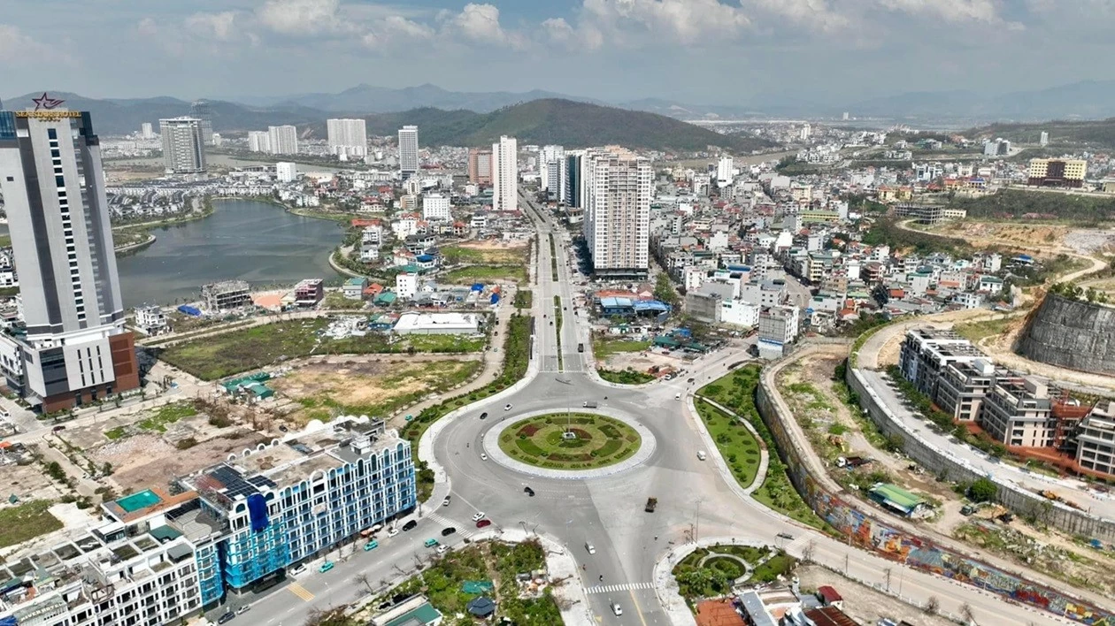 TP. Hạ Long dần trở lại trạng thái bình thường khi bão qua. (Ảnh: Mr. Vũ Bằng) TP. Hạ Long dần trở lại trạng thái bình thường khi bão qua. (Ảnh: Mr. Vũ Bằng)
