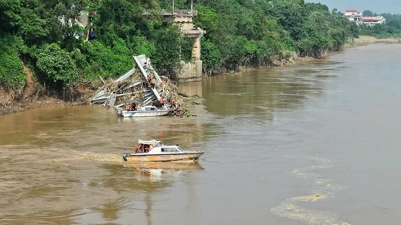 Tìm thấy thi thể nạn nhân thứ hai vụ sập cầu Phong Châu