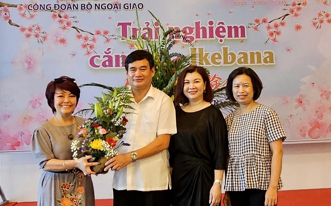 Đoàn viên Công đoàn Bộ Ngoại giao thích thú trải nghiệm cắm hoa Ikebana Sansenryu