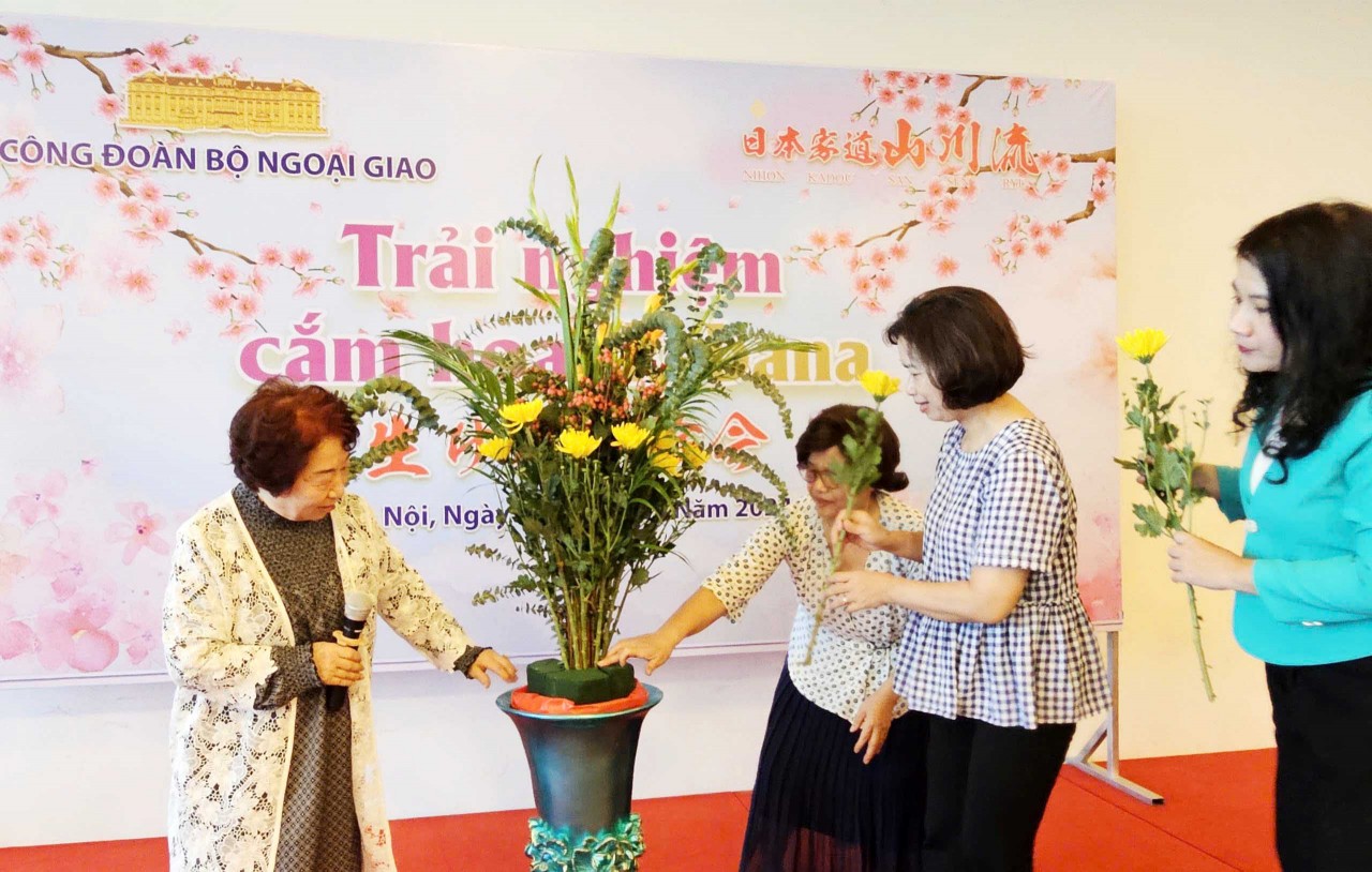 Đoàn viên Công đoàn Bộ Ngoại giao thích thú trải nghiệm cắm hoa Ikebana Sansenryu