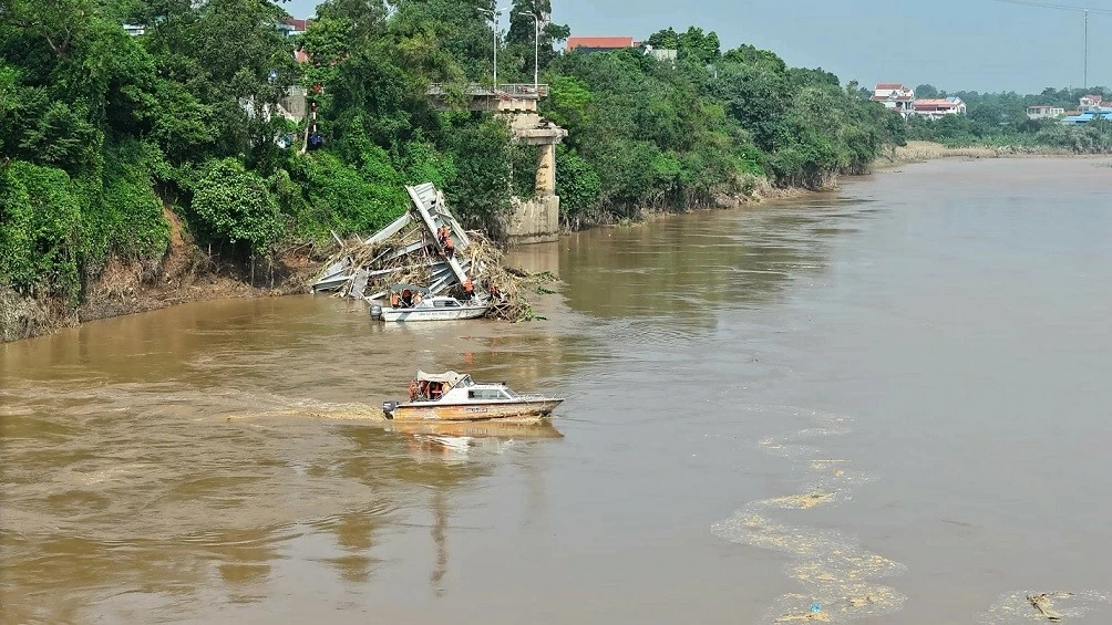 Tìm thấy thi thể nạn nhân thứ hai vụ sập cầu Phong Châu