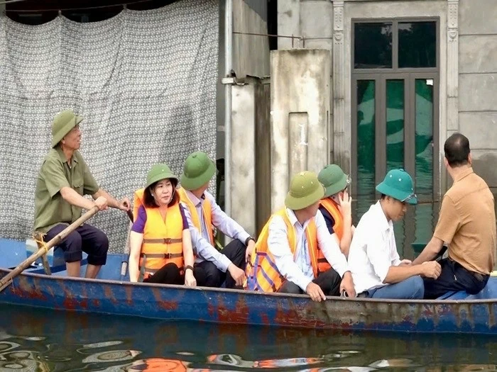 Phó Bí thư Thường trực Thành ủy Nguyễn Thị Tuyến kiểm tra tại điểm úng ngập tại xã An Phú, huyện Mỹ Đức