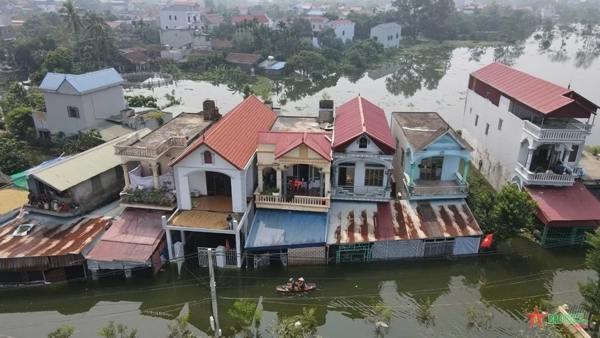 Nhiều nhà dân tại xã Hợp Thanh (Mỹ Đức, Hà Nội) vẫn chìm trong nước suốt một tuần qua. (Nguồn: Quân đội nhân dân)