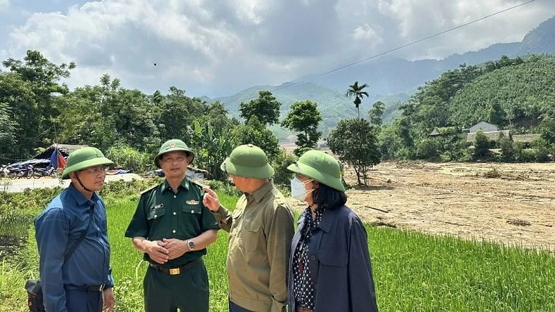 Ủy ban Biên giới quốc gia thăm hỏi, động viên, tặng quà chính quyền, nhân dân Làng Nủ