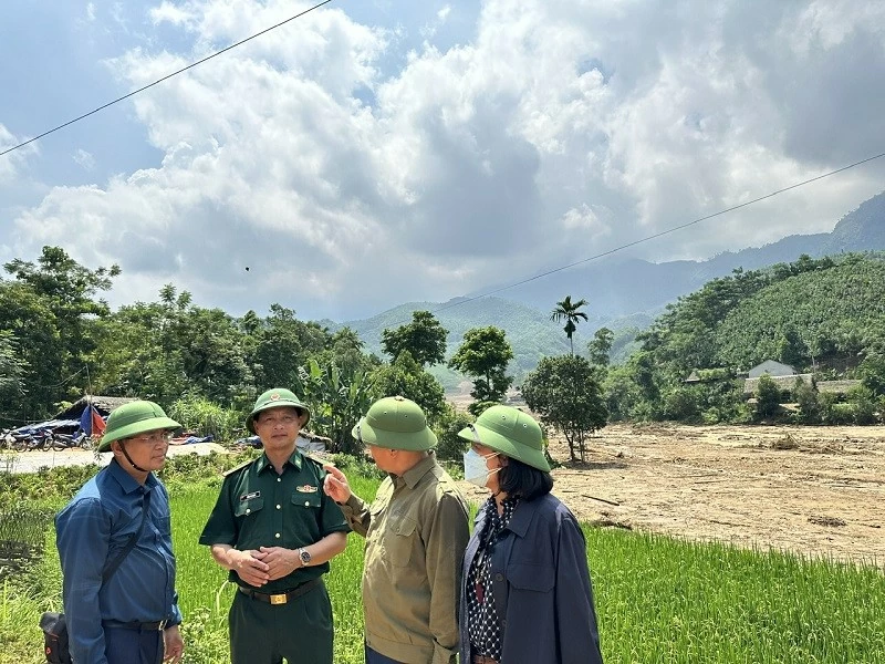 Ủy ban Biên giới quốc gia thăm hỏi, động viên, tặng quà chính quyền, nhân dân  Làng Nủ