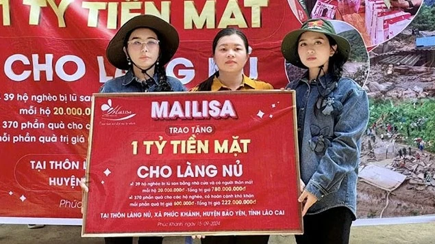 Mailisa trực tiếp đến làng Nủ trao 1 tỷ đồng tiền mặt