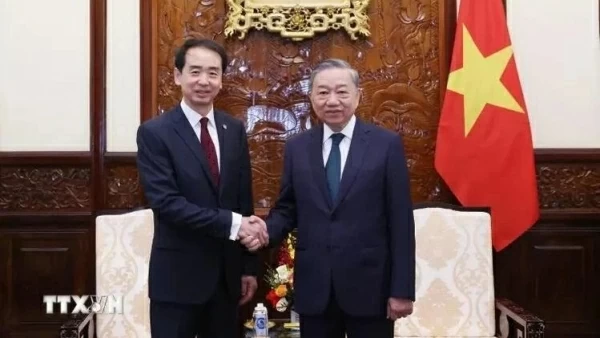 Party General Secretary and State President To Lam receives new Chinese Ambassador