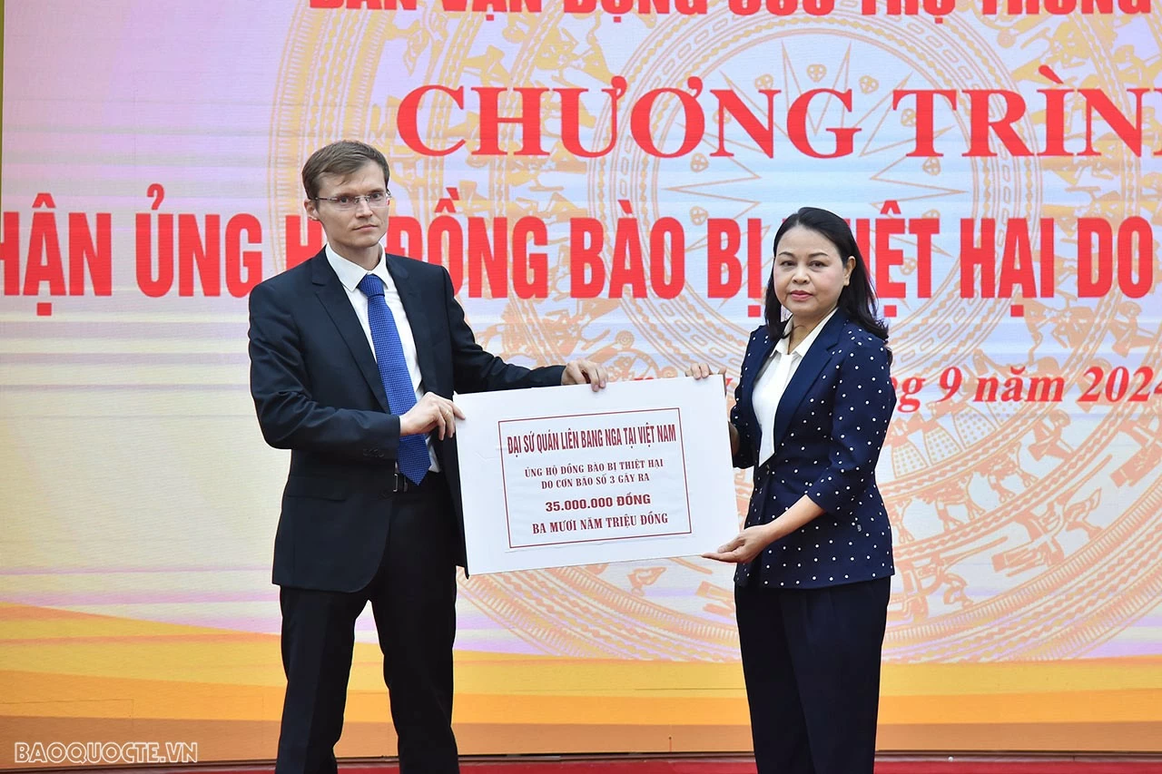 Đại diện Đại sứ quán các nước, tổ chức quốc tế ủng hộ người dân khắc phục hậu quả do cơn bão số 3 gây ra Đại diện Đại sứ quán các nước, tổ chức quốc tế ủng hộ người dân khắc phục hậu quả do cơn bão số 3 gây ra