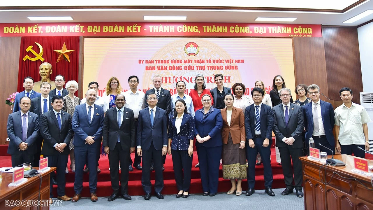 Đại diện Đại sứ quán các nước, tổ chức quốc tế ủng hộ người dân khắc phục hậu quả do cơn bão số 3 gây ra Đại diện Đại sứ quán các nước, tổ chức quốc tế ủng hộ người dân khắc phục hậu quả do cơn bão số 3 gây ra