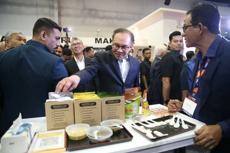 Thủ tướng Datuk Seri Anwar Ibrahim đến thăm gian hàng triển lãm trong lễ khai mạc Triển lãm Halal quốc tế Malaysia lần thứ 20 tại MITEC ở Kuala Lumpur, ngày 17/9/2024. (Nguồn: Malay Mail)