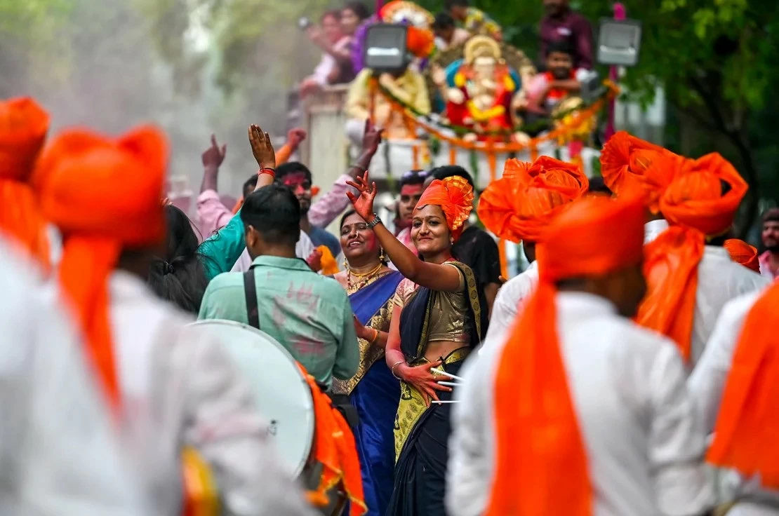 Các tín đồ đạo Hindu cùng nhau tụng kinh trong lễ hội Ganesh Chaturthi. (Nguồn: Getty) 