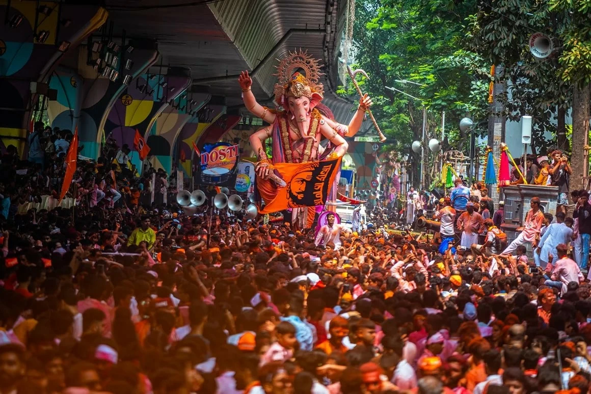 Các tín đồ diễu hành với tượng vị thần đầu voi Ganesh trên đường phố Mumbai, Ấn Độ. (Nguồn: Getty)