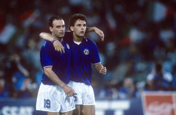Schillaci sát cánh bên Baggio ở World Cup 1990 Schillaci sát cánh bên Baggio ở World Cup 1990