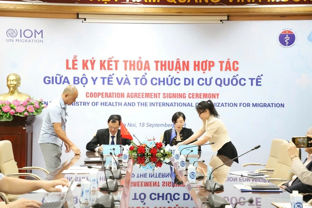 Đại diện IOM và Bộ Y tế ký Biên bản ghi nhớ (MOU) tăng cường hợp tác trong nâng cao sức khỏe và chất lượng cuộc sống của người di cư. (Nguồn: IOM)