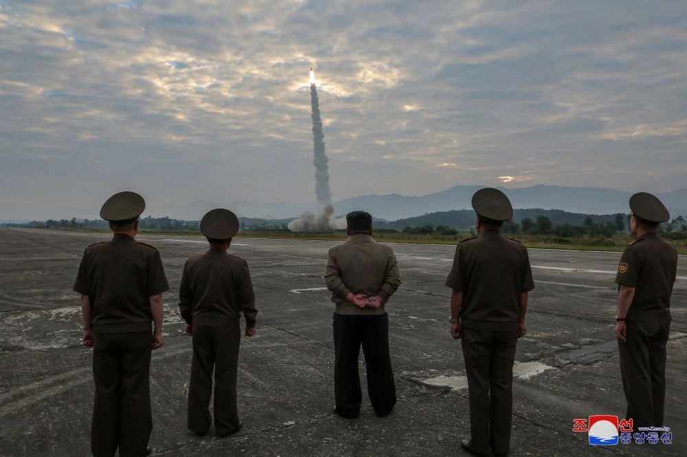 Triều Tiên ra tuyên bố về vũ khí mới dùng đầu đạn 'siêu lớn', ông Kim Jong-un tự hào. KCNA