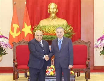 Top leader receives Cuban ambassador