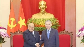 Top leader receives Cuban ambassador