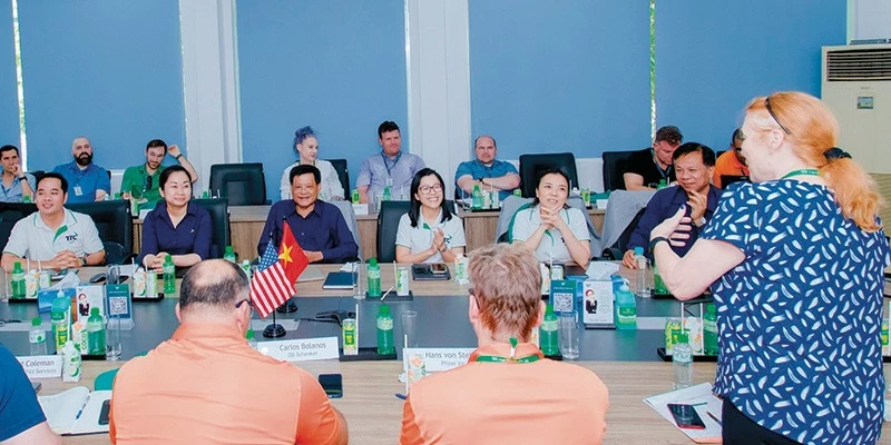 During the visit to TTC AgriS's factory and farm in Tay Ninh, the delegation from the University of Tennessee, Knoxville (USA) exchanged modern cultivation, production techniques and supply chain management practices in circular agriculture.