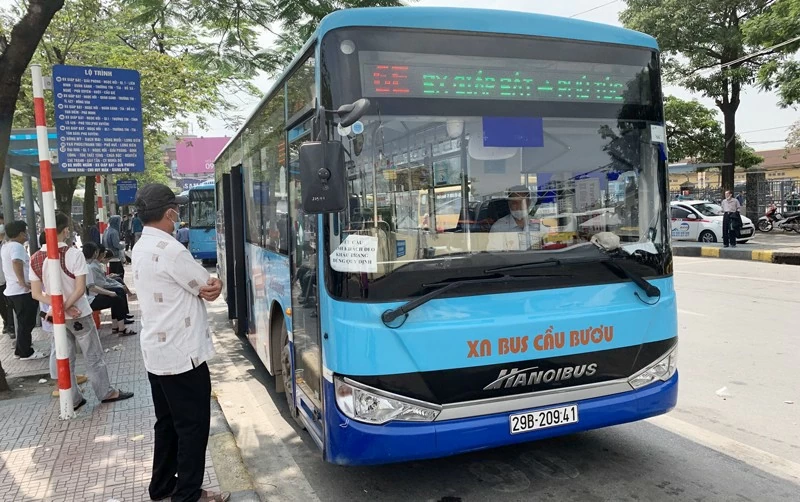 Hanoi introduces offline virtual cards for public bus passengers