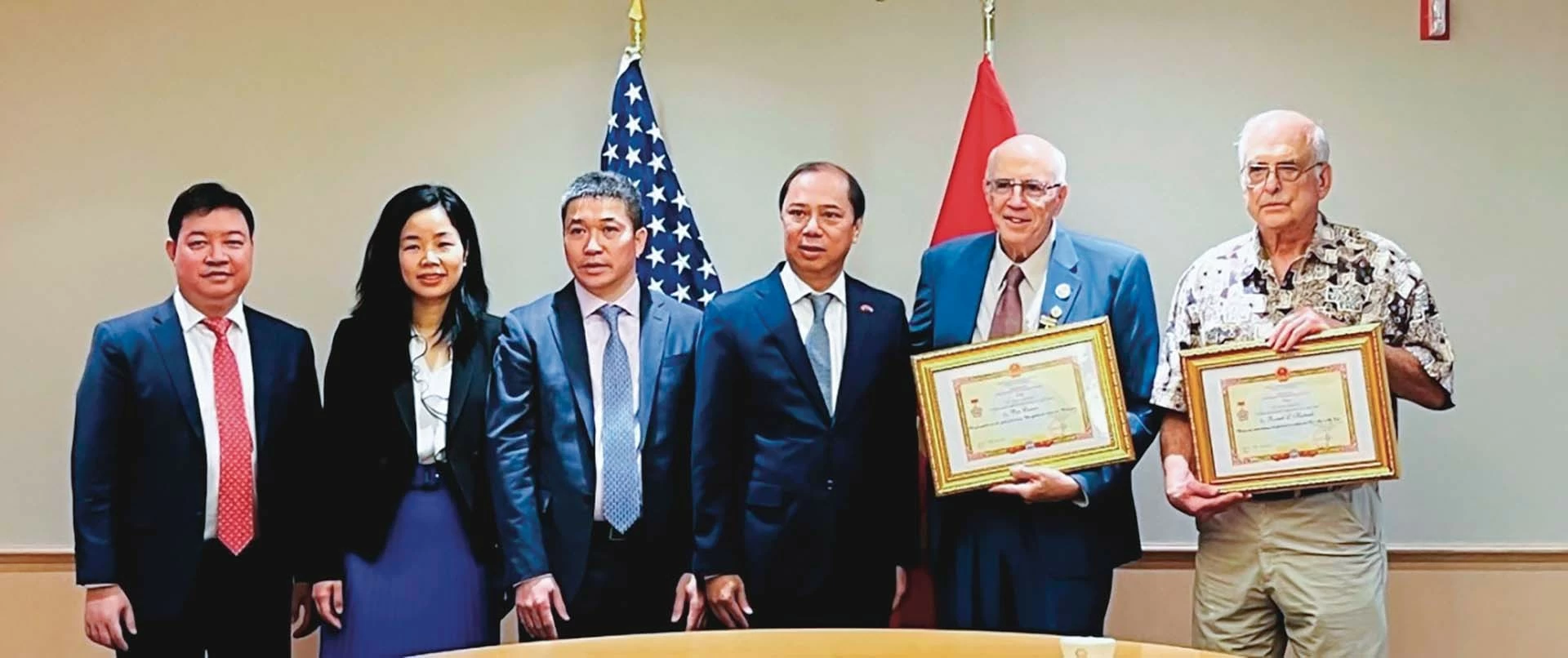 Ambassador Nguyen Quoc Dzung (third from right) handing the insignias “For peace and friendship among peoples” to Professor Ron Carver and former war correspondent Ronald Haeberle (June 2023). (Source: Vietnamese Embassy in the United States)