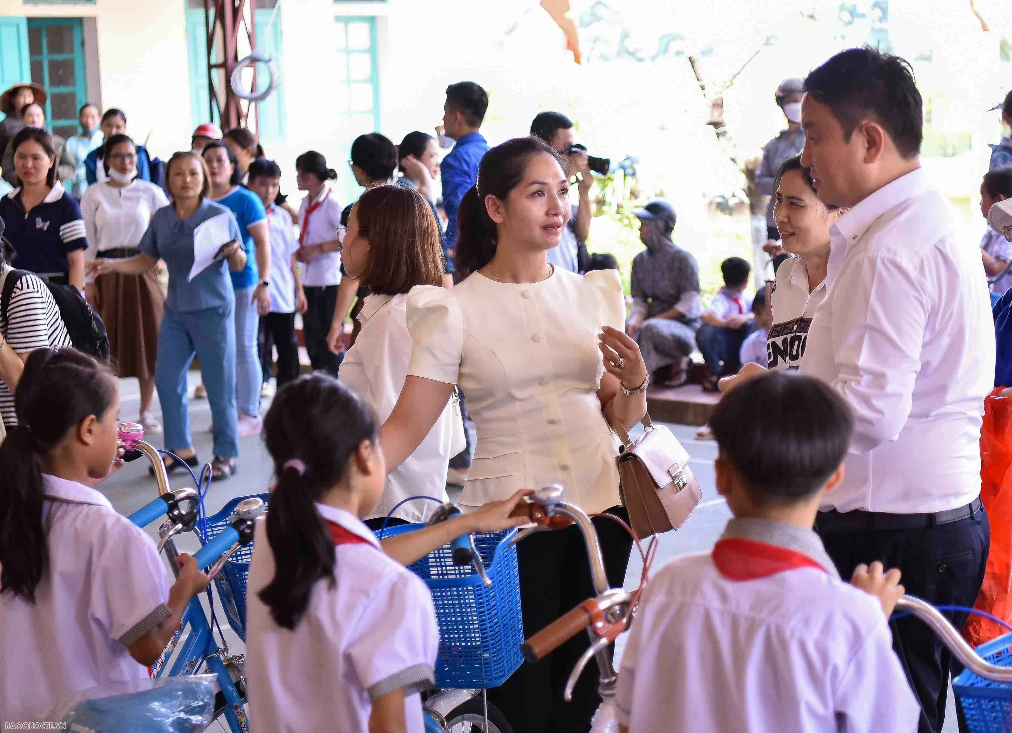 Phát huy tinh thần xung kích, Chi đoàn Báo Thế giới và Việt Nam lan tỏa tinh thần nhân ái tới điểm trường vùng cao