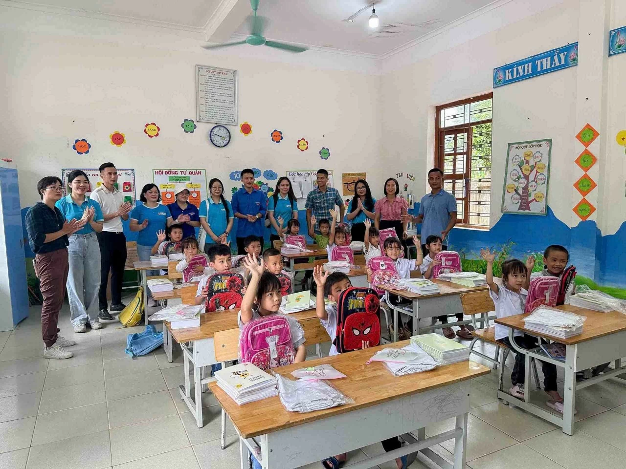 Chi đoàn Báo Thế giới và Việt Nam lan tỏa yêu thương tới điểm trường vùng cao sau bão lũ