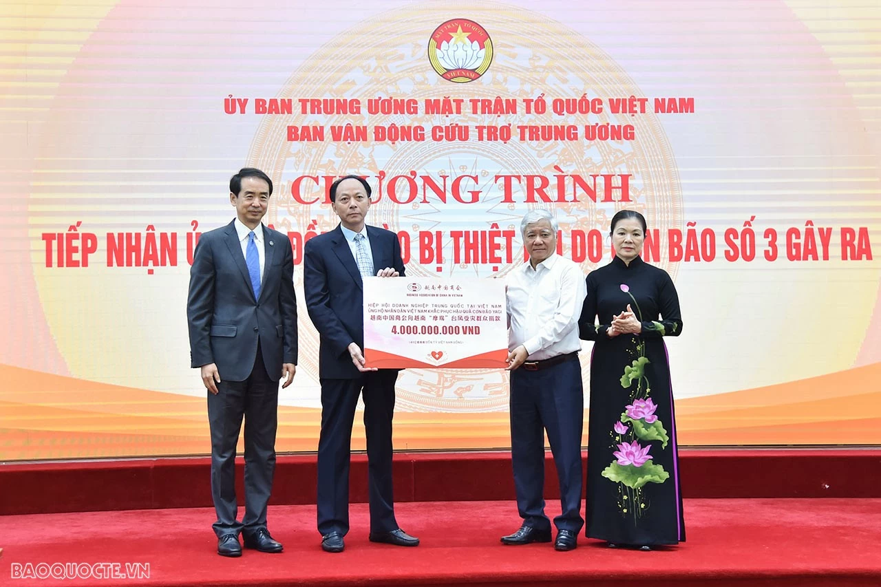 Chủ tịch Đỗ Văn Chiến tiếp nhận ủng hộ từ Hiệp hội Doanh nghiệp Trung Quốc tại Việt Nam. (Ảnh: Anh Sơn)