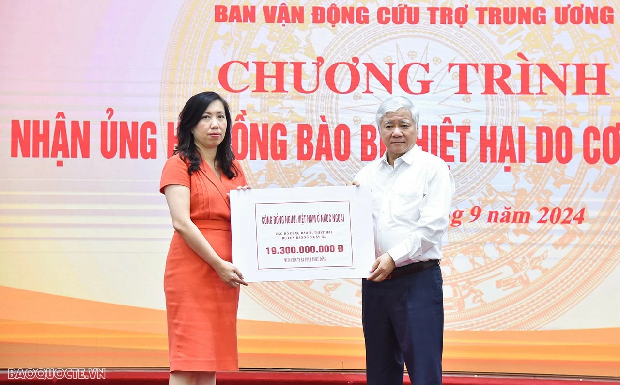 Chủ tịch Đỗ Văn Chiến tiếp nhận ủng hộ từ Cộng đồng Người Việt Nam ở nước ngoài. (Ảnh: Anh Sơn)