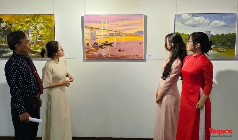 Visitors at the exhibition. (Photo: toquoc.vn)