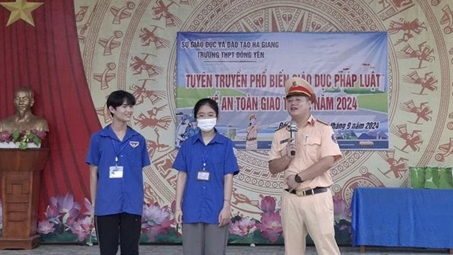 CSGT Hà Giang: Xây dựng văn hoá giao thông cho hơn 800 em học sinh tại trường THPT Đồng Yên