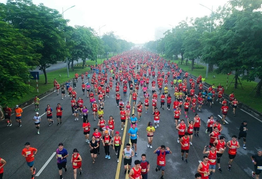 Hơn 10.000 người tham gia giải Marathon quốc tế Hà Nội Techcombank, nhiều vận động viên chuyên nghiệp, thành tích cao