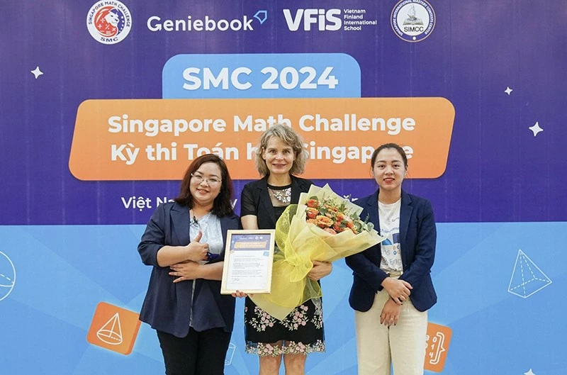 Từ trái qua: Bà Jovi Huỳnh - Trưởng Ban tổ chức Cuộc thi SMC 2024; bà Ms. Miekk-Oja Suvi Kristiina - Head of School trường VFIS: bà Daisy Đặng - Quản lý Cố vấn giáo dục Geniebook Việt Nam. Từ trái qua: Bà Jovi Huỳnh - Trưởng Ban tổ chức Cuộc thi SMC 2024; bà Ms. Miekk-Oja Suvi Kristiina - Head of School trường VFIS: bà Daisy Đặng - Quản lý Cố vấn giáo dục Geniebook Việt Nam.