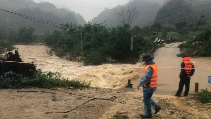 Chưa tìm thấy 2 người bị nước cuốn trôi ở Mộc Châu, tiếp tục công tác tìm kiếm