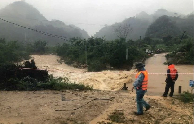 Sơn La: Tích cực tìm kiếm 2 người bị nước cuốn trôi ở Mộc Châu. Hình ảnh trên là Khu vực cầu tràn 2 người đi qua bị nước cuốn trôi. (Nguồn: Báo Sơn La)